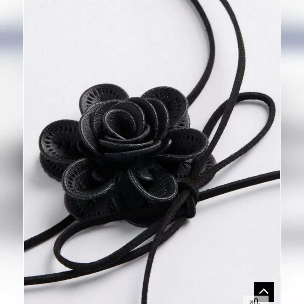 🆕️ ROSETTE CHOKER - FAUX LEATHER NECKLACE - Picture 2 of 2